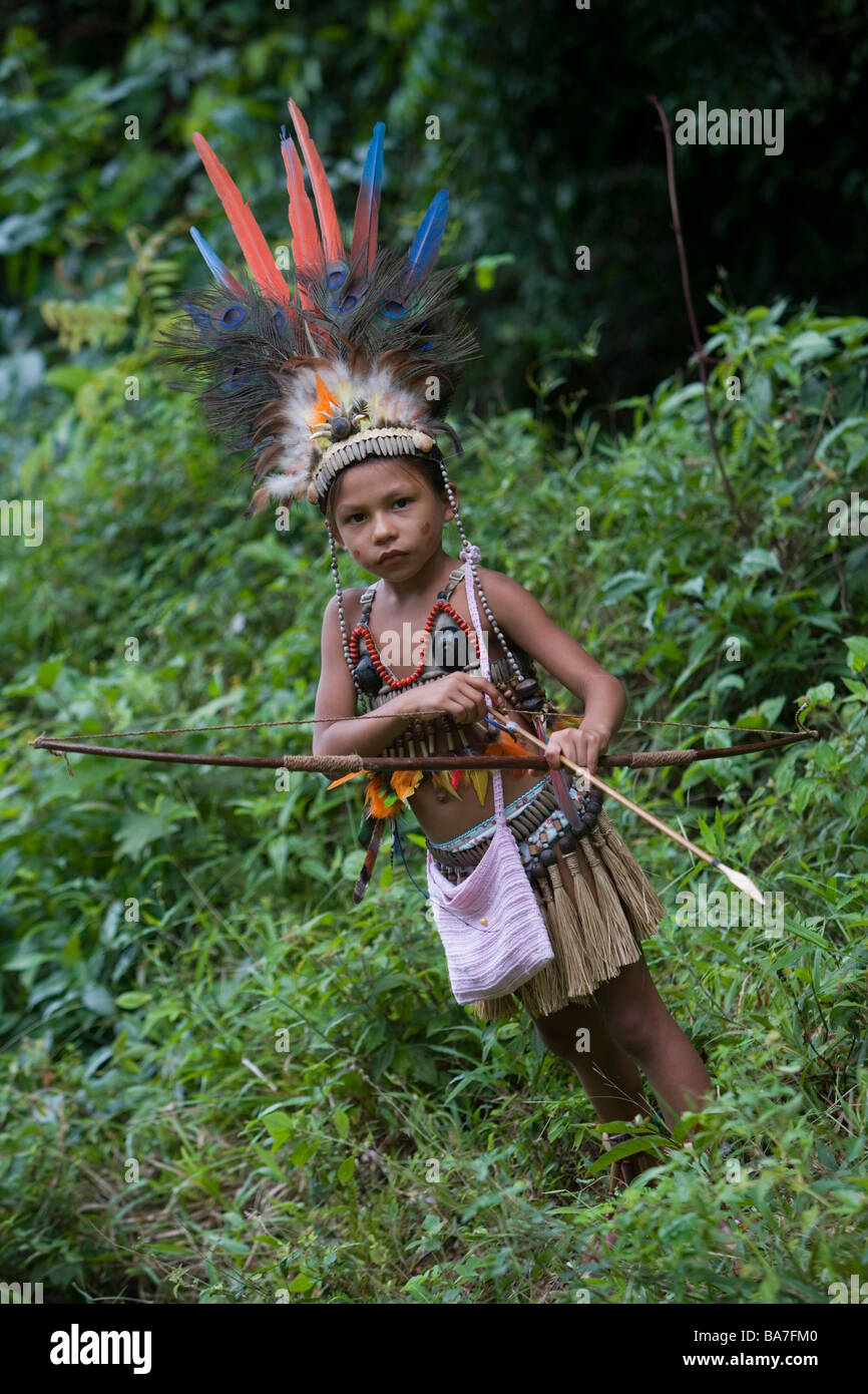 Giovane ragazza amazzonica in costume tradizionale abito, Boca da Valeria, Amazonas, Brasile, Sud America Foto Stock