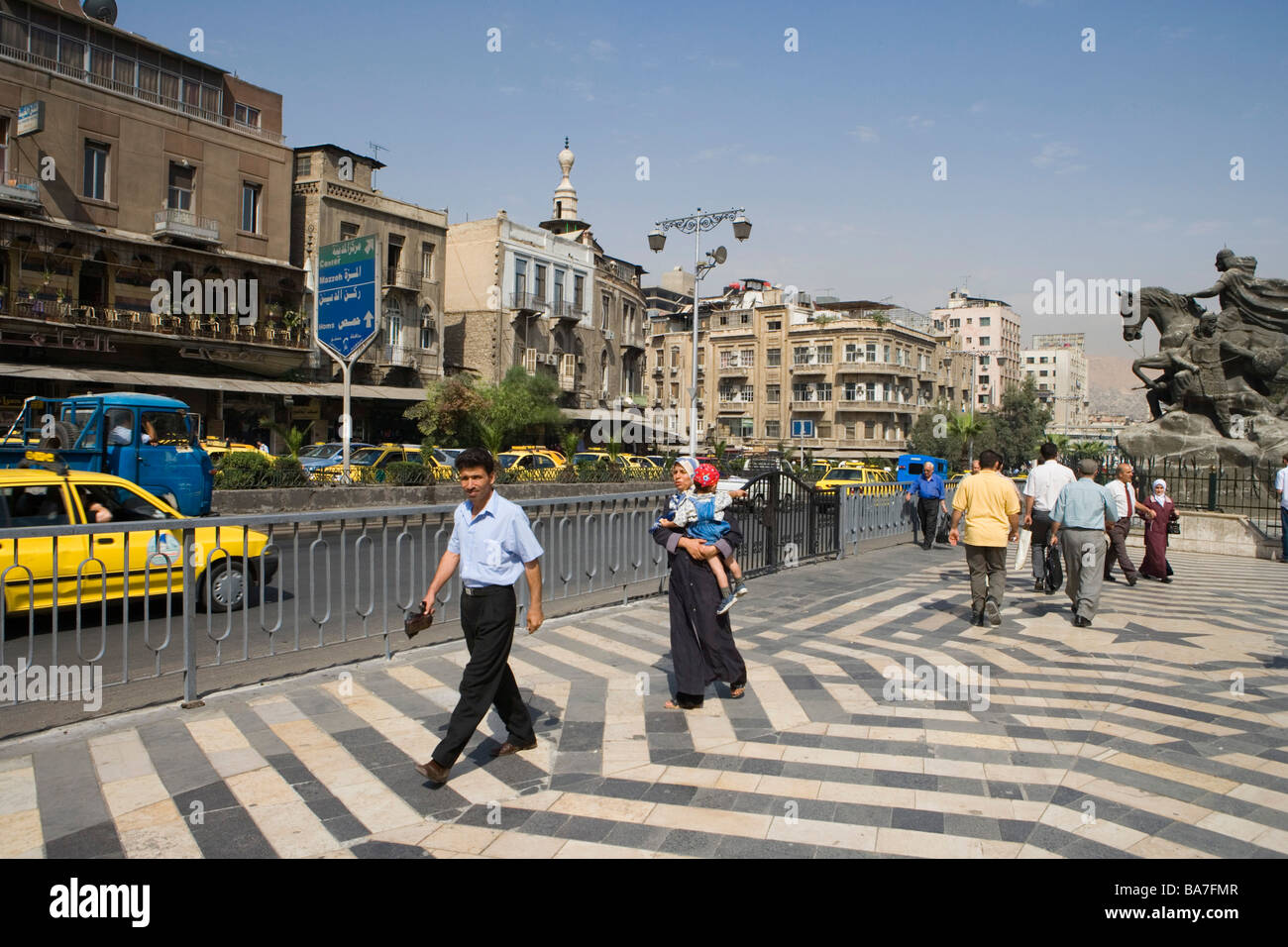 La popolazione locale attraversando la strada, Scene di strada, Damasco, Siria, Asia Foto Stock