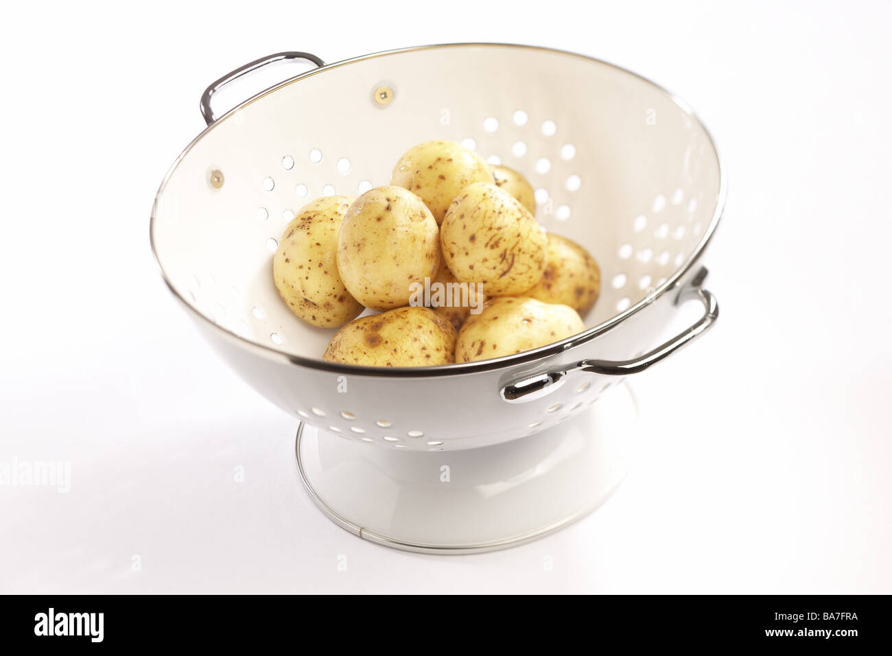 Cucina-filtro patate verdure solanums patata-tuberi Biokartoffeln i tuberi  di Solanum tuberosum appena pulisce i gocciolamenti cuochi Foto stock -  Alamy