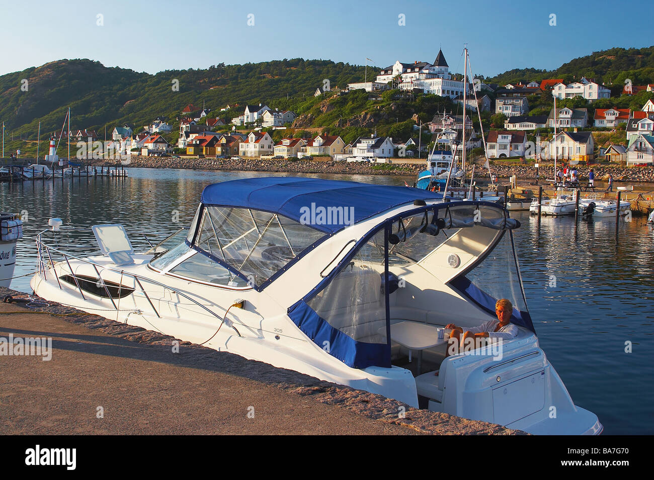 Yacht al porto di Moelle e vista della città, Skane, Svezia meridionale Foto Stock