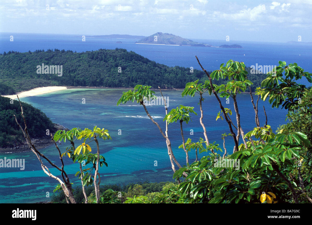 Vista dal picco di Brampton in Brampton Island oltre Brampton strade a Carlisle isola, isole Whitsunday, della Grande Barriera Corallina, Aust Foto Stock