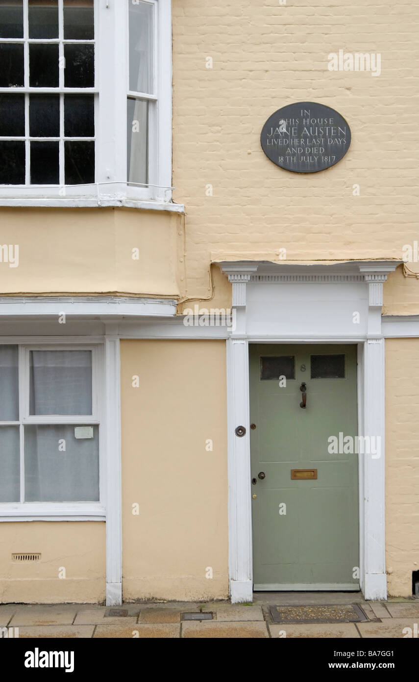 Jane Austen placca su porta anteriore della casa in cui morì, Winchester, Hampshire, Inghilterra Foto Stock