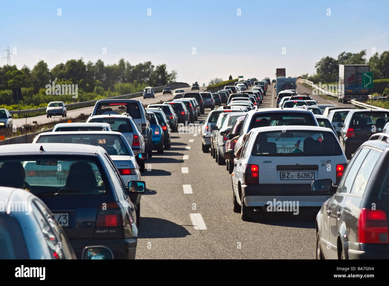 Stop and go del traffico su una autostrada italiana, autostrada, vacanza Traffico, traffico, vacanze, Italia Foto Stock