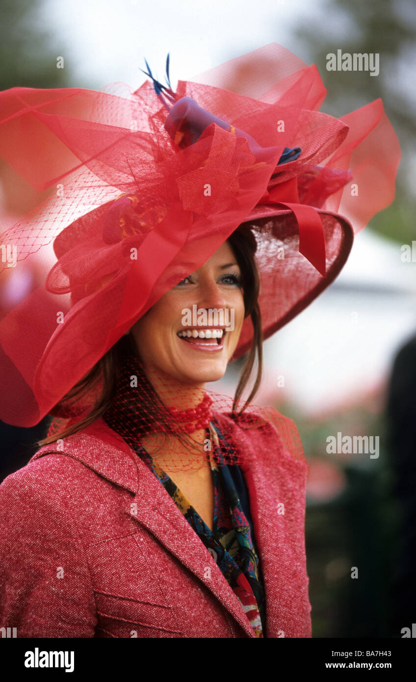Donna con cappello durante la Melbourne Cup, Melbourne, Victoria, Australia Foto Stock