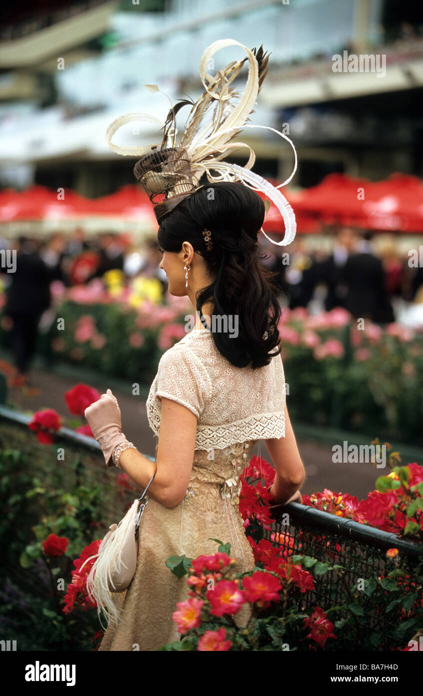 Donna con cappello durante la Melbourne Cup, Melbourne, Victoria, Australia Foto Stock