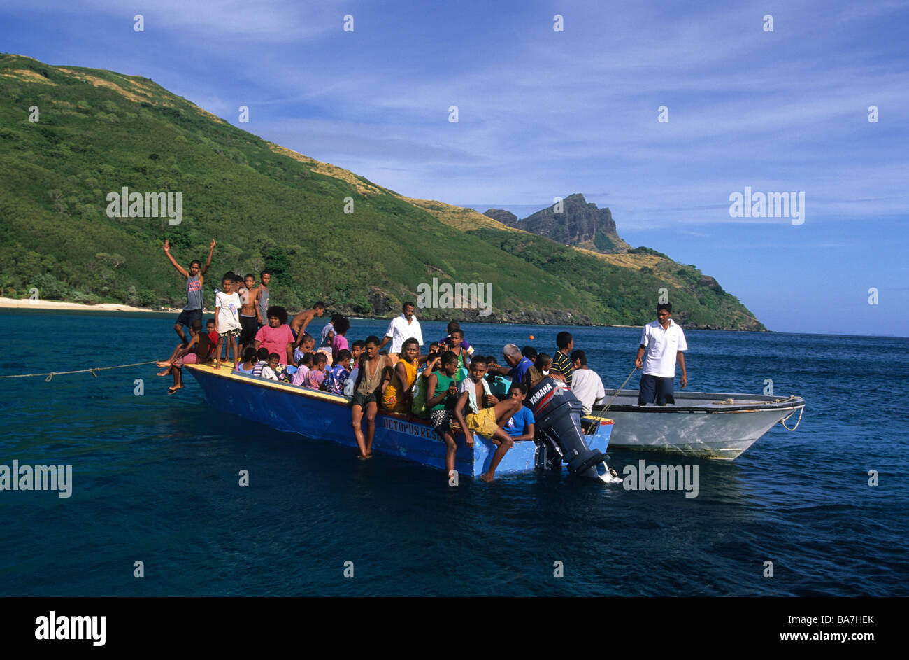 Una nave scuola con bambini in Octopus Bay off Waya Island, gruppo Yasawa, Figi, Suedsee Foto Stock
