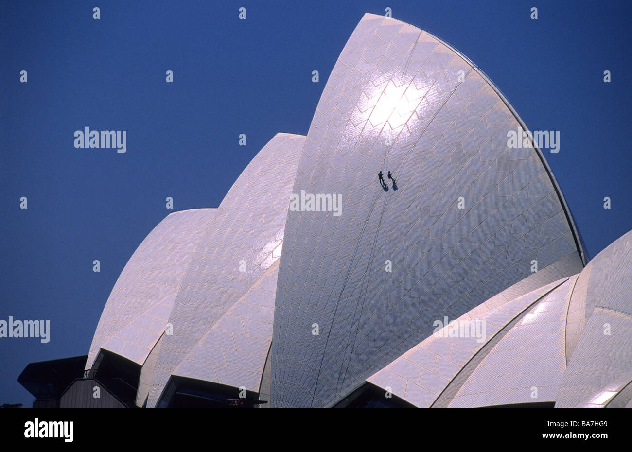 Due lavoratori di ispezionare le tegole del tetto della Opera House di Sydney, Nuovo Galles del Sud, Australia Foto Stock