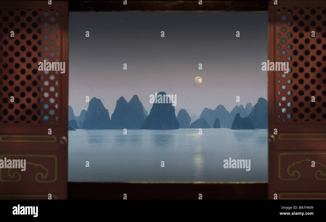 Vista da una giunca cinese di Halong Bay, Halong Bay, Vietnam, Indocina, Asia Foto Stock
