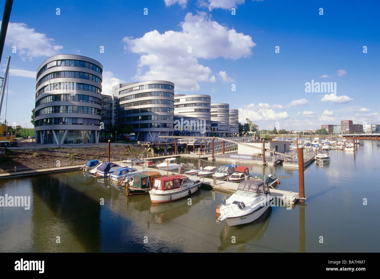 Marina con edifici per uffici cinque barche, navigazione porto di Duisburg, Valle della Ruhr, Ruhr, Renania settentrionale-Vestfalia, Germania Foto Stock