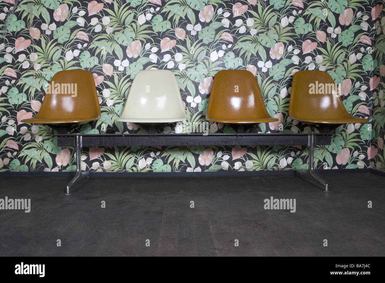 Sala d'attesa fiore-wallpaper sedia-fila appartamento area sale di attesa operatore responsabile area-hall sedi peel-sedi Foto Stock