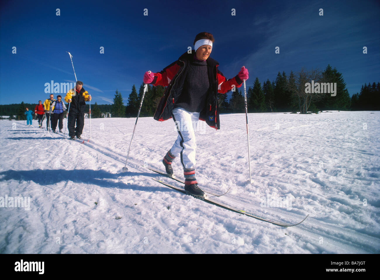 Un gruppo di persone lo sci di fondo su di un altopiano, Filipova capanna, Sumava, foresta Boema, Repubblica Ceca Foto Stock