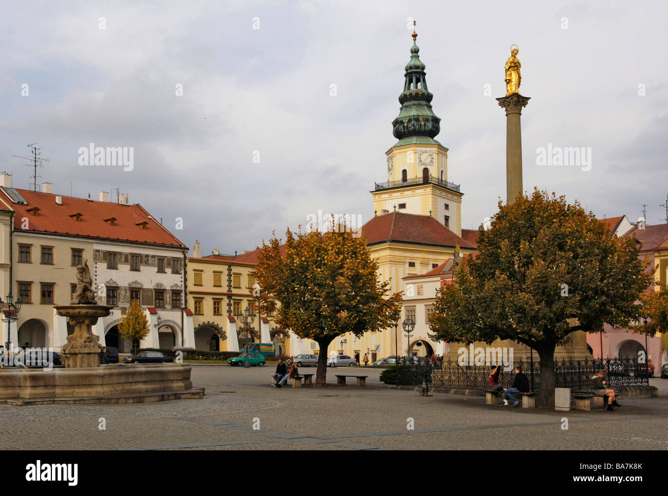 Piazza del Mercato e il castello con torre, Kromeritz, Repubblica Ceca Foto Stock