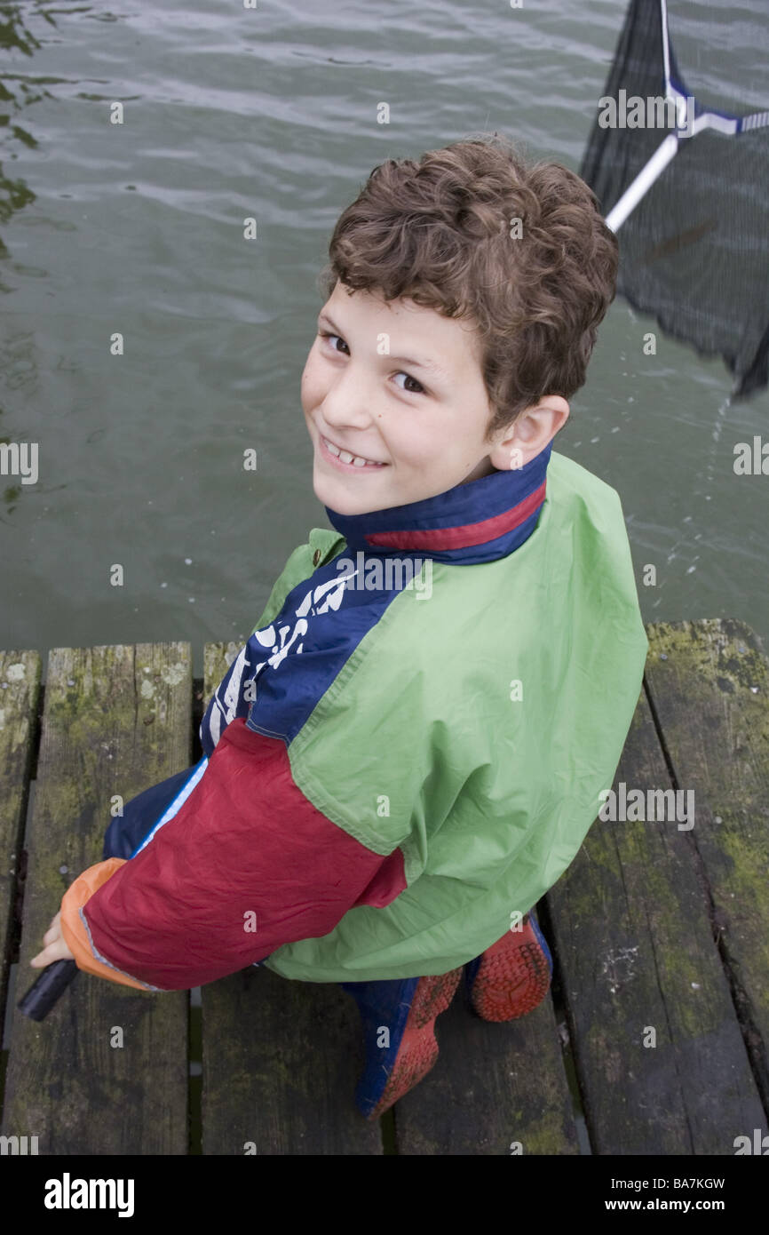 Mare ragazzi Kescher bridge si inginocchia allegramente autunno dalla  suddetta serie di persone bambino 11 anni antipioggia rain-camicia stivali  di gomma sguardo Foto stock - Alamy