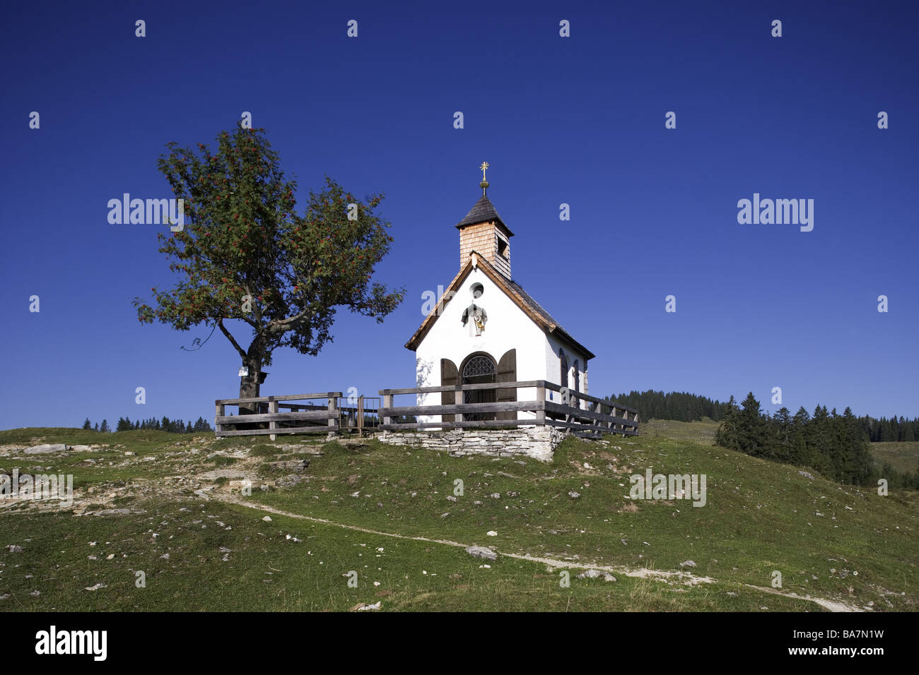 Austria sale-camera-proprietà cappella Postalm Alpi-paesaggio highland-albero Postalmkapelle Alm vista convinzione la religione Foto Stock