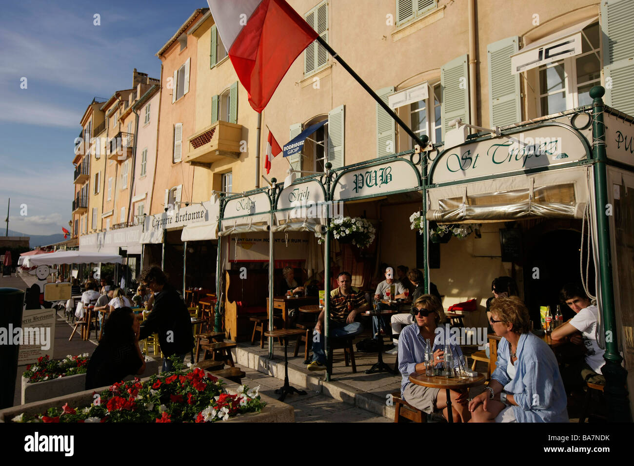 Un cafe' sul marciapiede lungo la Promenade a Saint Tropez, Cote d'Azur, Provenza, Francia Foto Stock