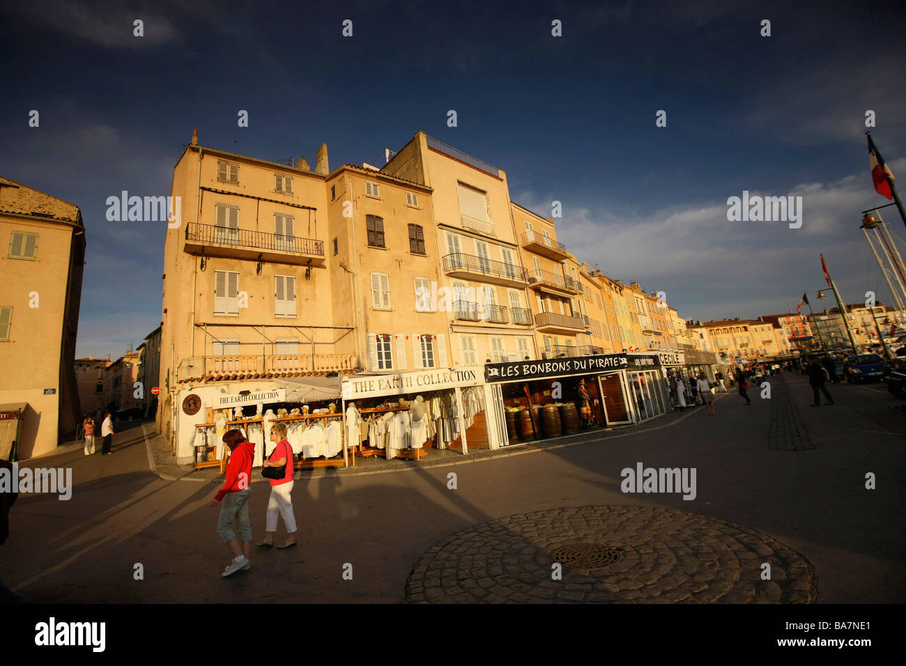 La gente camminare lungo la passeggiata, Saint Tropez, Cote d'Azur, Provenza, Francia Foto Stock