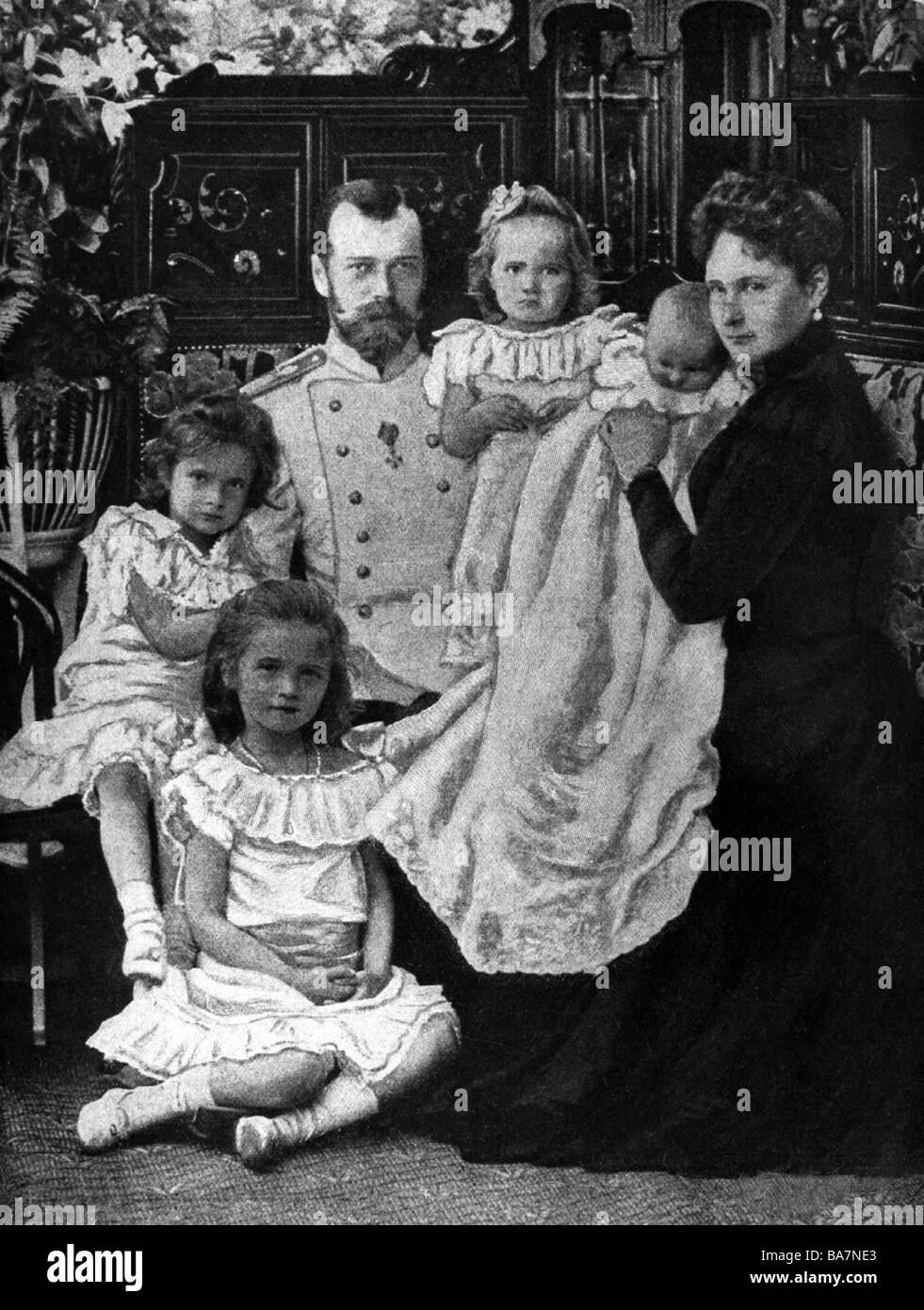 Nicholas II Alexandrovich, 6.5.1868 - 16.7.1918, l'imperatore di Russia 21.10.1894 - 2.3.1917, con la moglie Alexandra Feordovna e le figlie Tatiana, Olga, Maria ans Anastasia, circa 1896, , artista del diritto d'autore non deve essere cancellata Foto Stock
