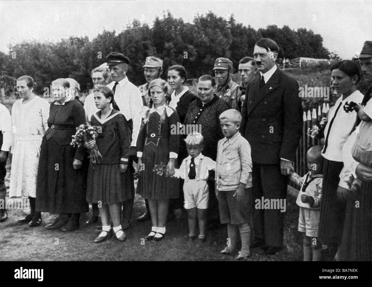 Hitler, Adolf, 20.4.1889 - 30.4.1945, Cancelliere tedesco politico (NSDAP) dal 30.1.1933, con famiglia contadina, Prussia orientale, 1933, Foto Stock