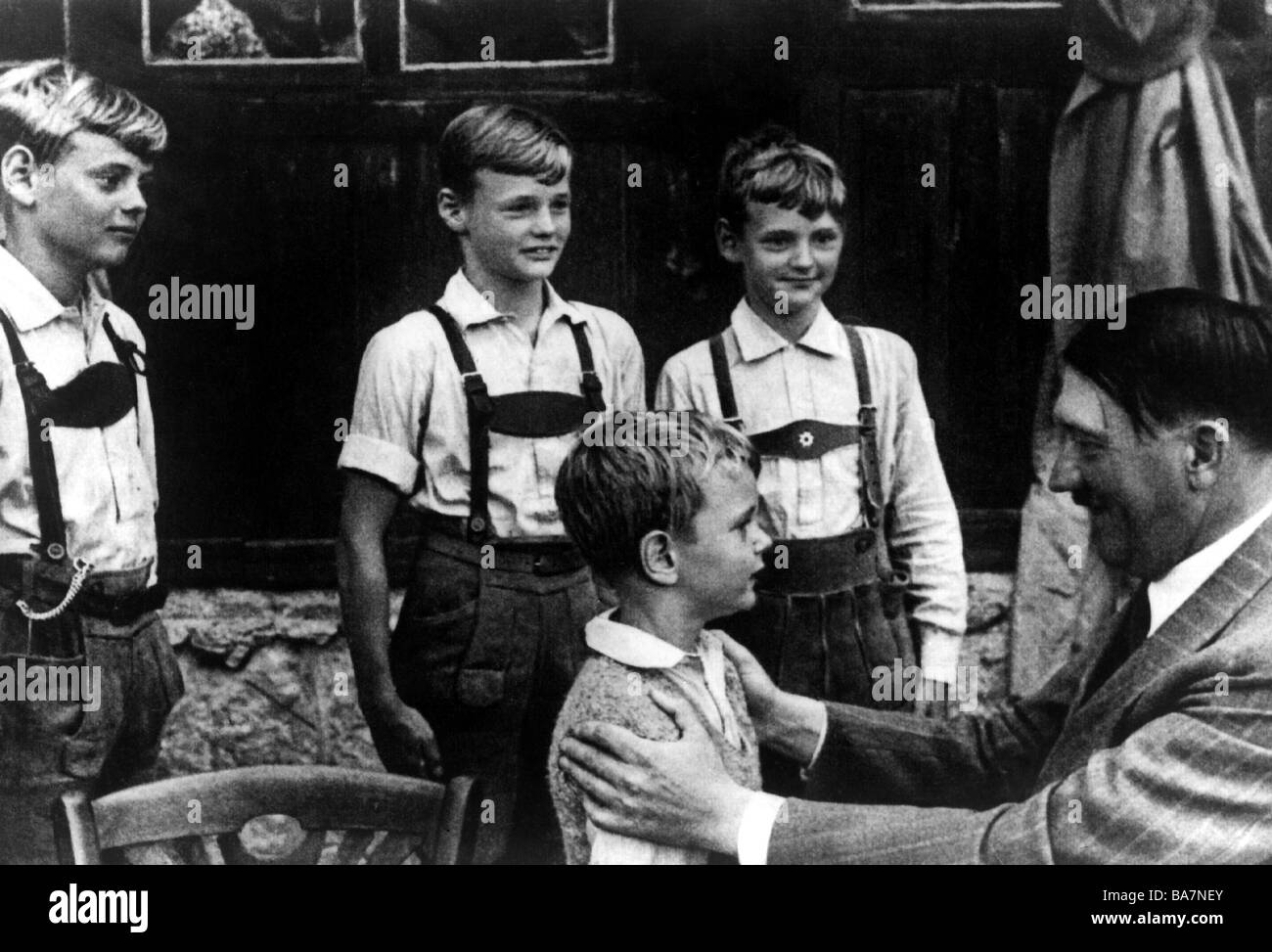 Hitler, Adolf, 20.4.1889 - 30.4.1945, Cancelliere tedesco (NSDAP) dal 30.1.1933, con figli a Berchtesgaden, intorno al 1937, Foto Stock