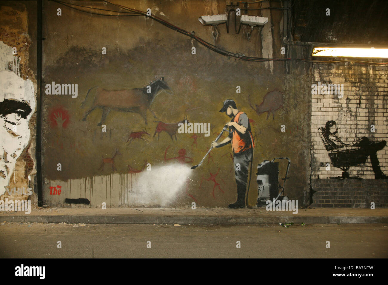 Banksy Graffiti Remover (whitewashing Lascaux) in Leake Street Waterloo, Londra 2008 Foto Stock