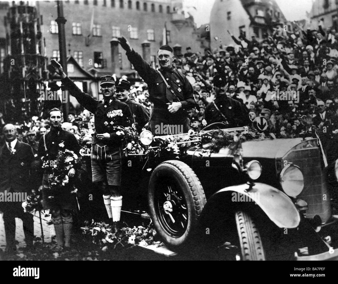 Hitler, Adolf, 20.4.1889 - 30.4.1945, Cancelliere tedesco politico (NSDAP) dal 30.1.1933, a metà della lunghezza, alla conferenza del partito, Norimberga, 19. - 21.8.1927, Foto Stock