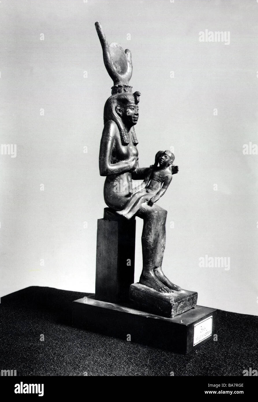 Iside, dea egiziana, dea madre, dea protettiva, con Horus in grembo, statua, Museo Egizio, Berlino, Foto Stock