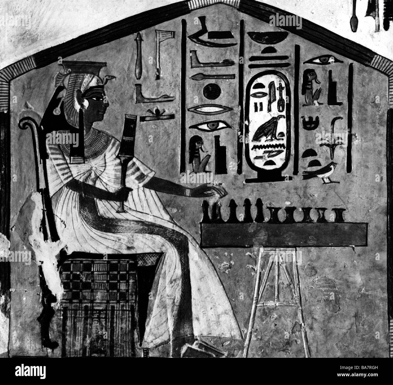 Ramesses II 'il Grande', Faraone d'Egitto 1279 - 1213 a.C. (dinastia 19th), sua moglie Nefertari (circa 1290 - circa 1255 a.C.), giocando a scacchi, pittura murale, tomba, Valle delle Regine, Tebe, Foto Stock