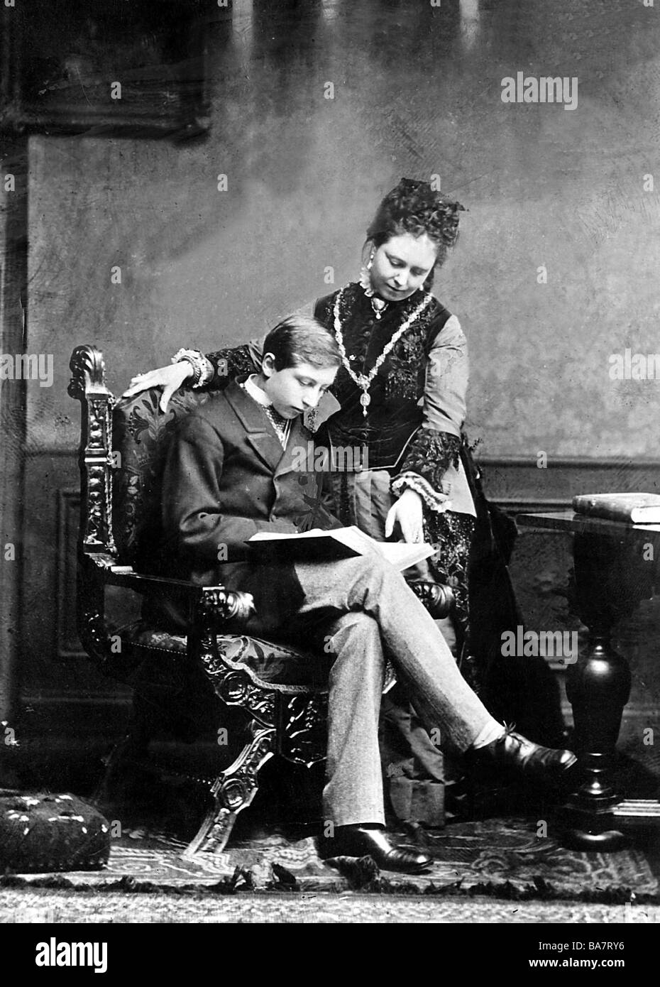 Wilhelm II, 27.1.1859 - 4.6.1941, imperatore tedesco 15.6.1888 - 9.11.1918, con madre Principessa Vittoria, circa 1875, Foto Stock