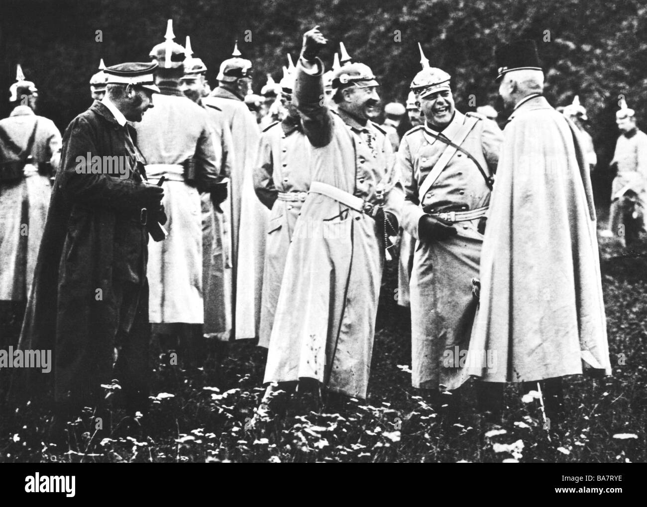 Wilhelm II, 27.1.1859 - 4.6.1941, imperatore tedesco 15.6.1888 - 9.11.1918, con Max Egon Prince zu Furstenberg-Donaueschingen, a sinistra: Lord Hugh Lowther, 5th , Foto Stock
