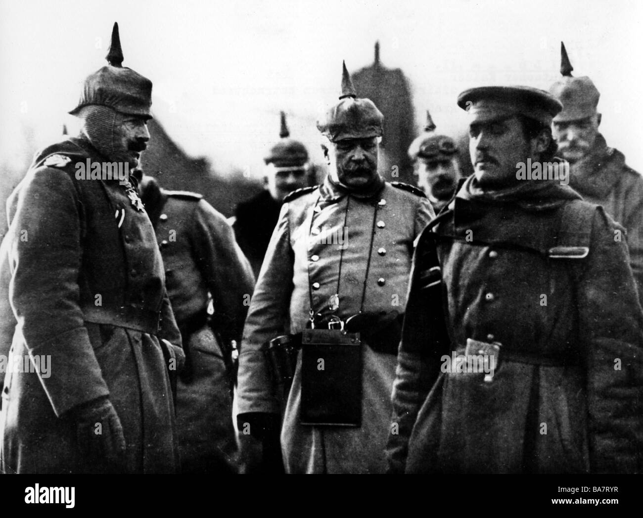 Guglielmo II, 27.1.1859 - 4.6.1941, imperatore tedesco 15.6.1888 - 9.11.1918, con il maresciallo di campo Paul von Hindenburg e un POW russo, Lyck, 1915, Foto Stock