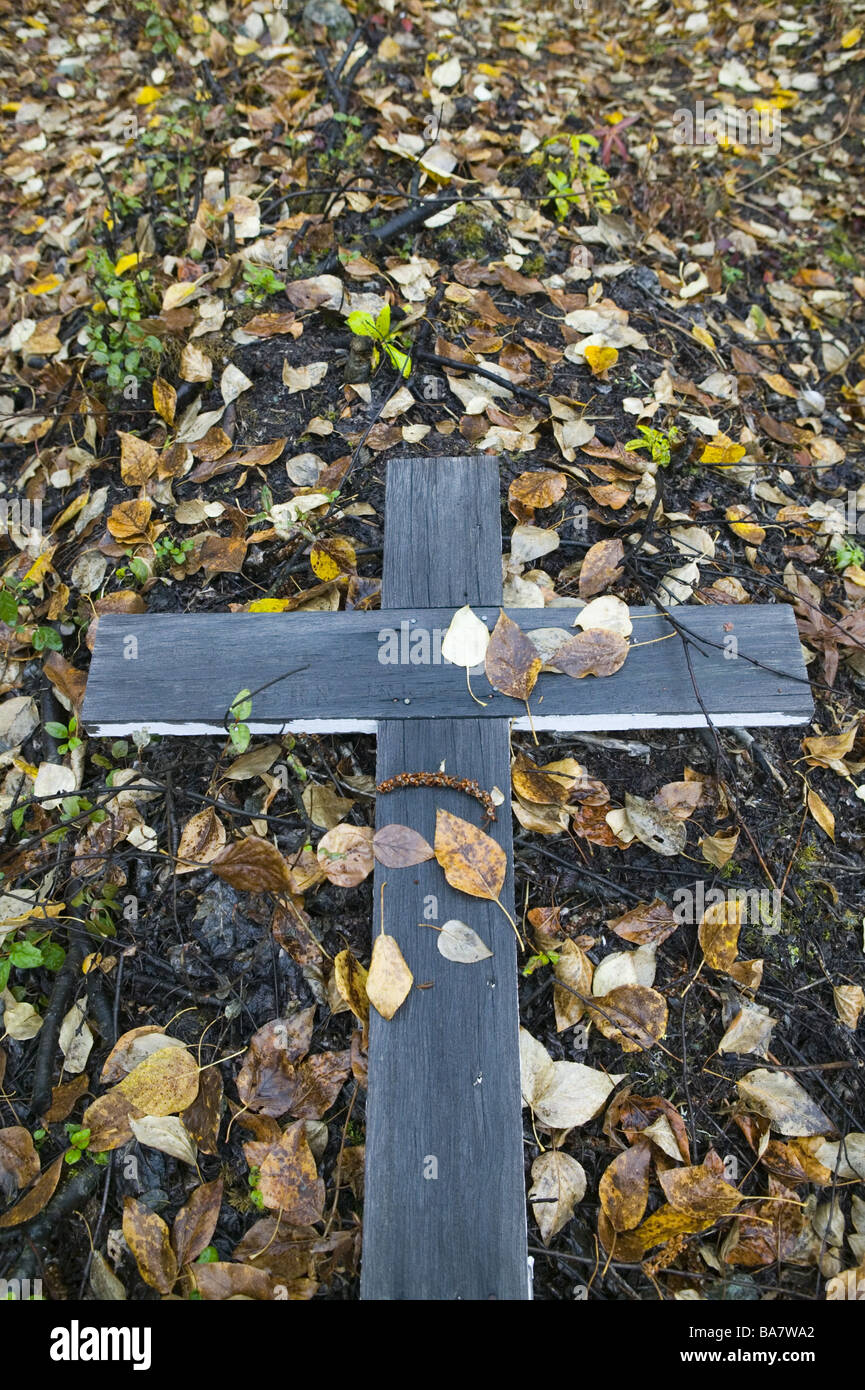 Tomba nel cimitero di legno-croce caduta delle foglie dettaglio simbolo convinzione la religione Il Cristianesimo concetto perdita silenzio paci eternità Foto Stock