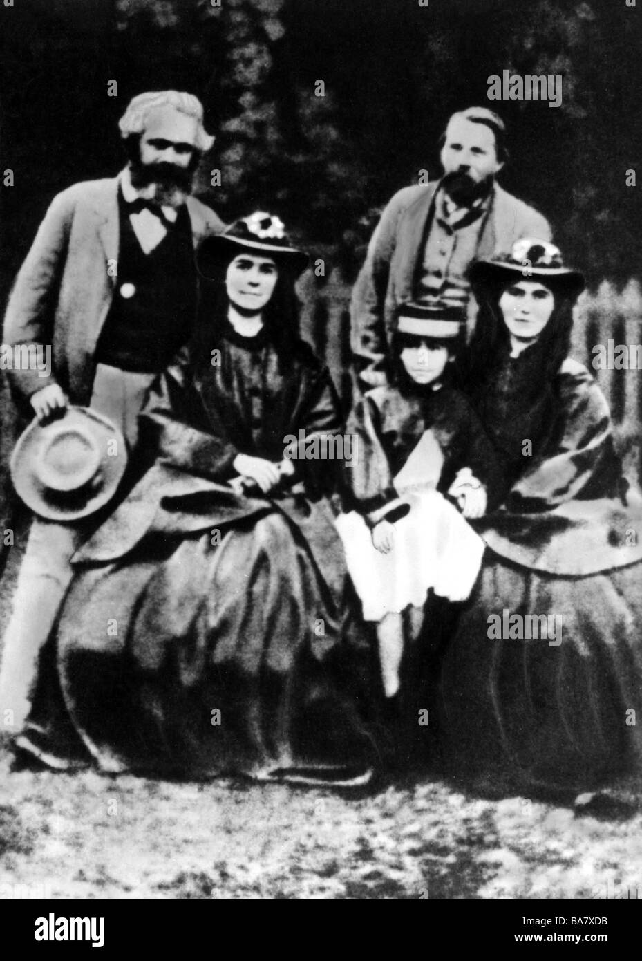 Marx, Karl, 5.1818 - 14.3.1883, filosofo e giornalista tedesco, foto di gruppo con sua moglie Jenny, figlia Laura ed Eleanor e Friedrich Engels, dopo la fotografia, circa 1865, Foto Stock