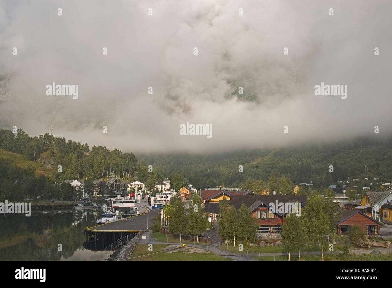 Europa Norvegia Flåm Flam città nella nebbia Foto Stock