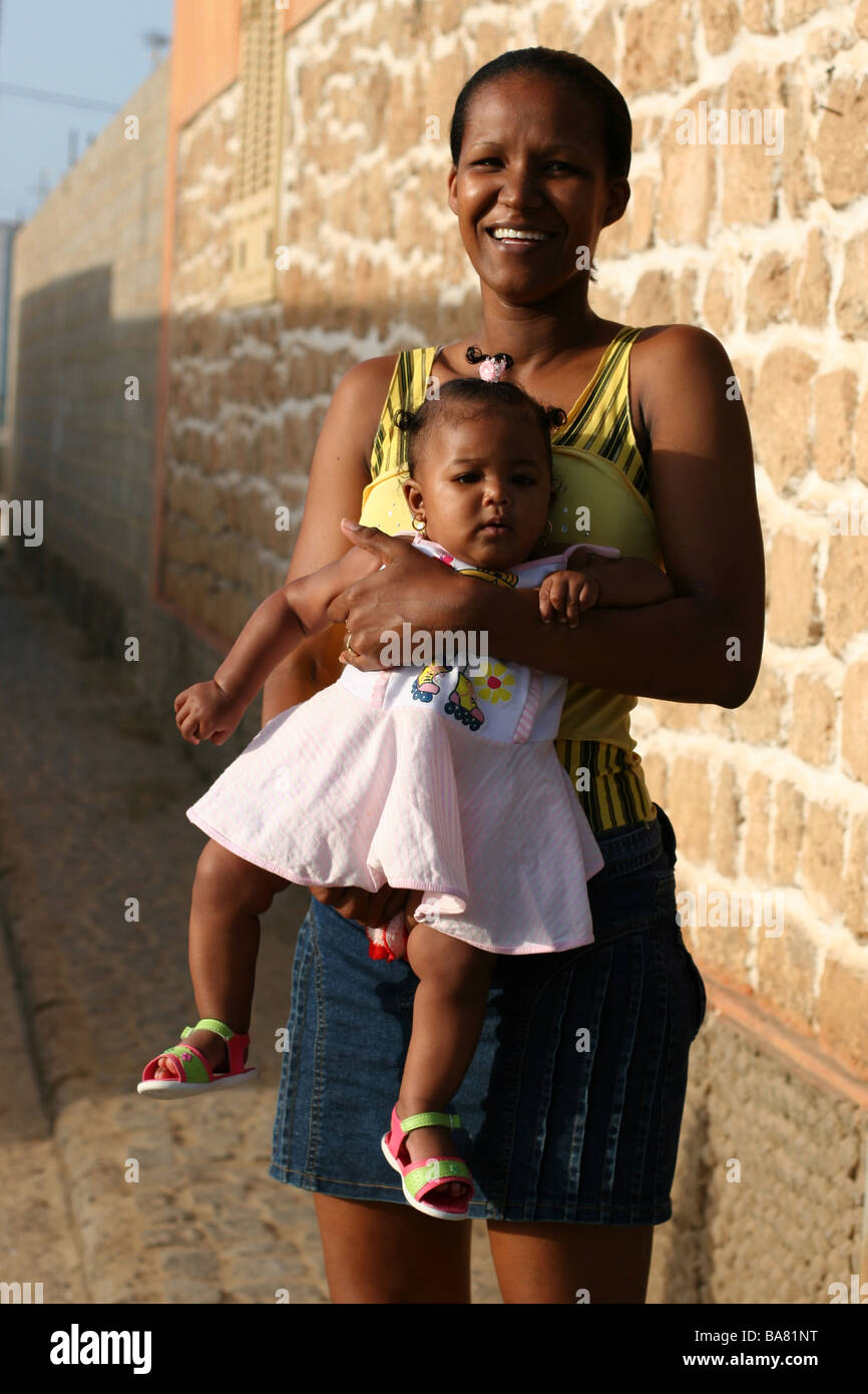 La madre e il bambino in Sal, una delle isole di Capo Verde. Foto Stock