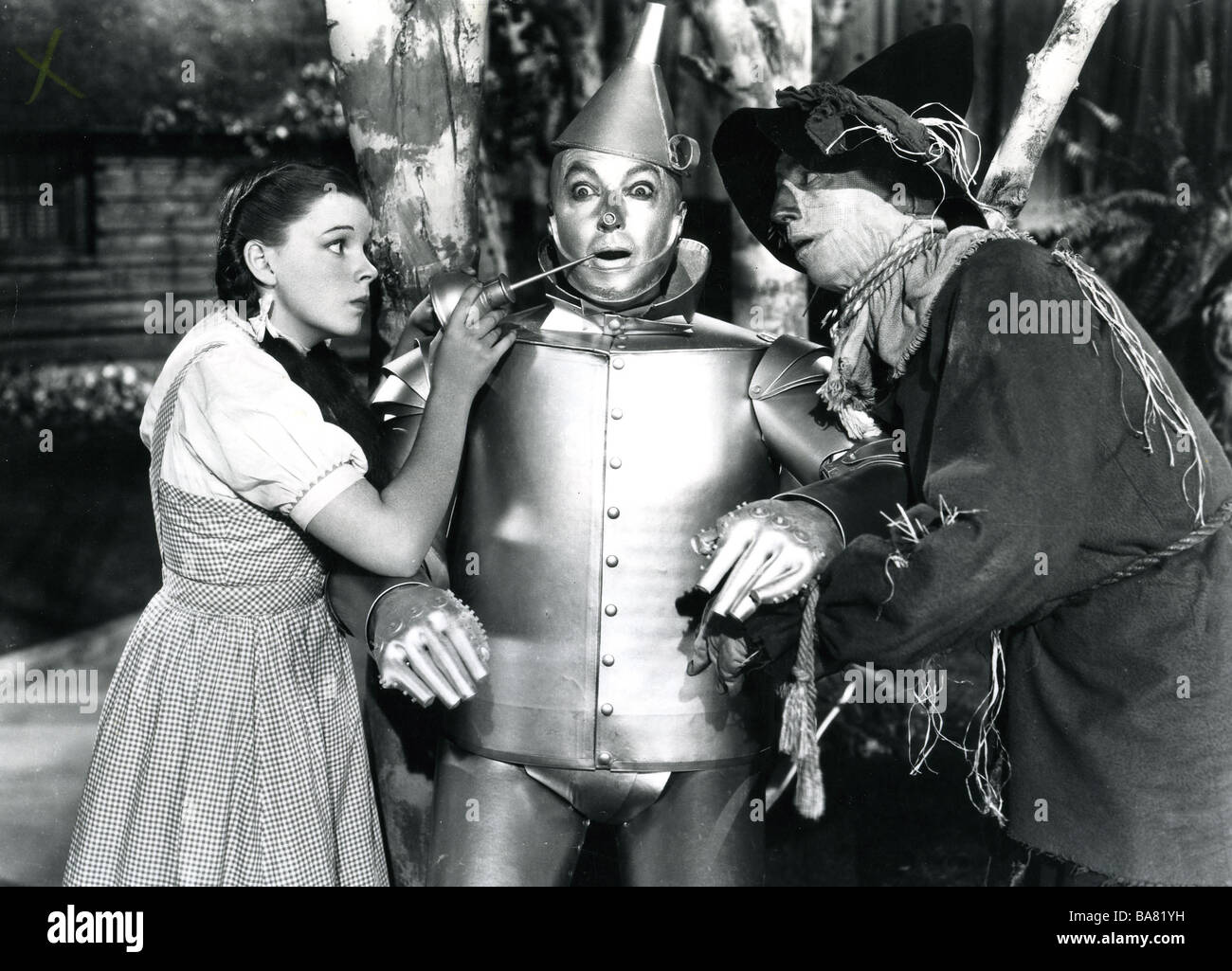 THE WIZARD OF OZ 1939 MGM film con da sinistra Judy Garland, Oliver Hardy n come l'uomo di stagno e Larry Semon come The scarecrow Foto Stock