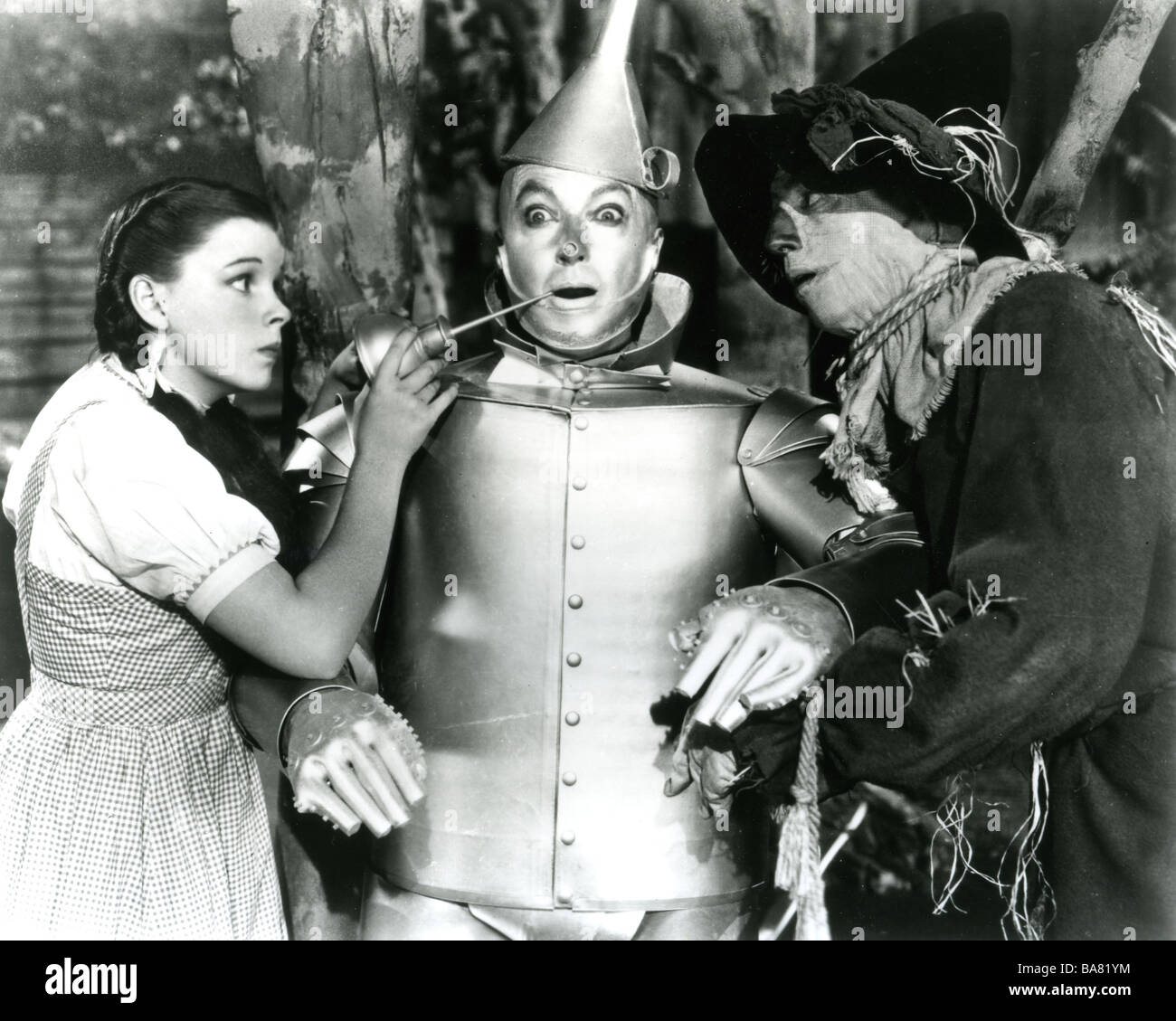 THE WIZARD OF OZ 1939 MGM film con da sinistra Judy Garland, Oliver Hardy n come l'uomo di stagno e Larry Semon come The scarecrow Foto Stock