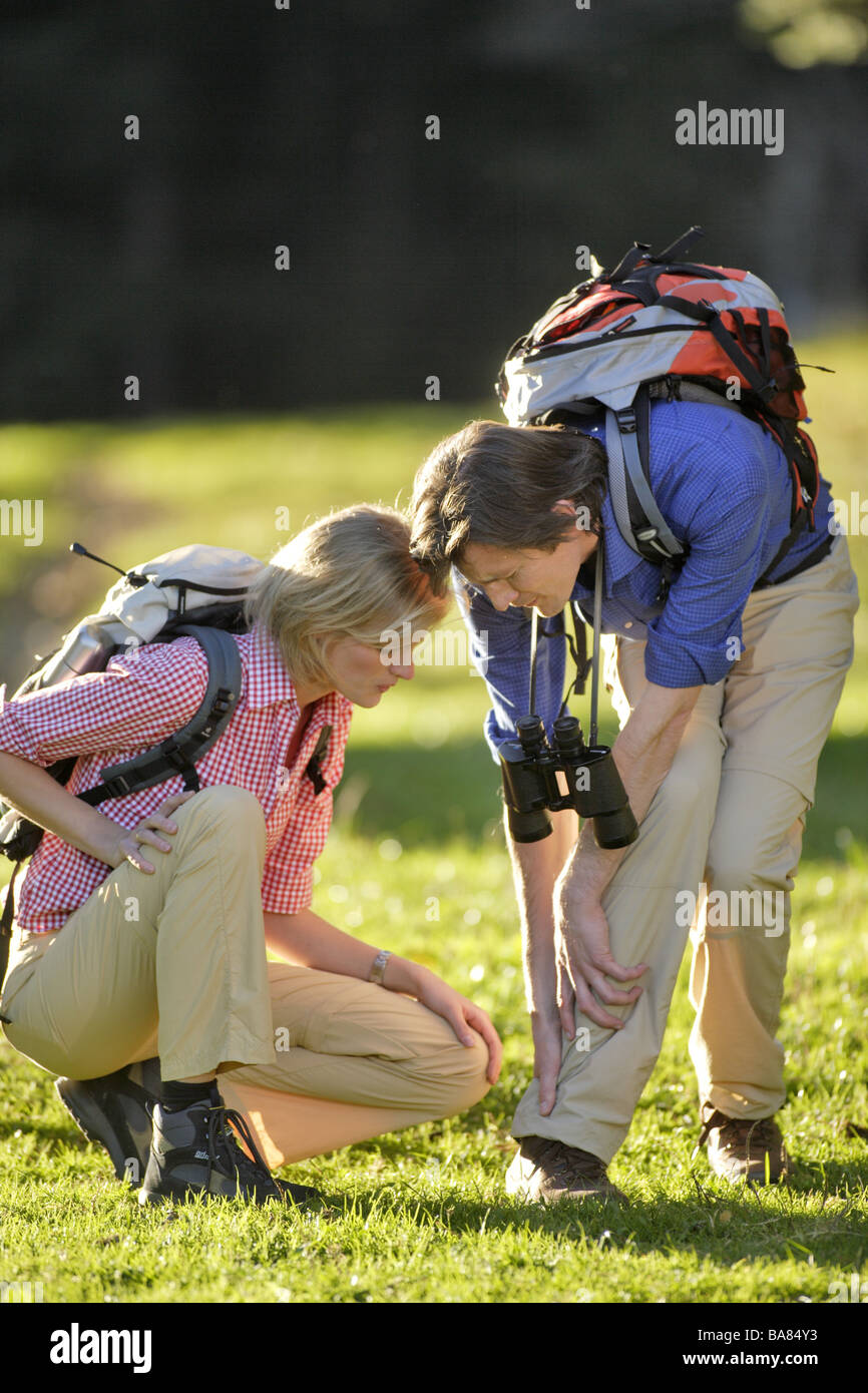 Compagno di Escursionismo uomo problemi piede dolori 30-40 anni di attività le ossa viaggio fuori mountain-scarpe costernazione sorti vacanza di soffiatura Foto Stock
