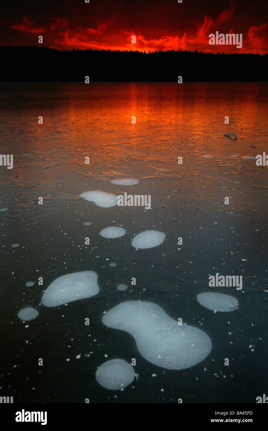 Le bolle di aria nel ghiaccio sul lago Ravnsjø in Våler kommune, Østfold fylke, Norvegia. Il lago è una parte dell'acqua sistema chiamato Morsavassdraget. Foto Stock