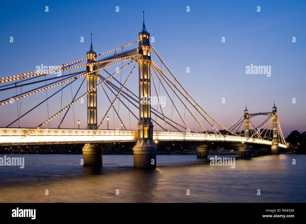 Albert ponte che attraversa il fiume Tamigi in Londra England Regno Unito Foto Stock