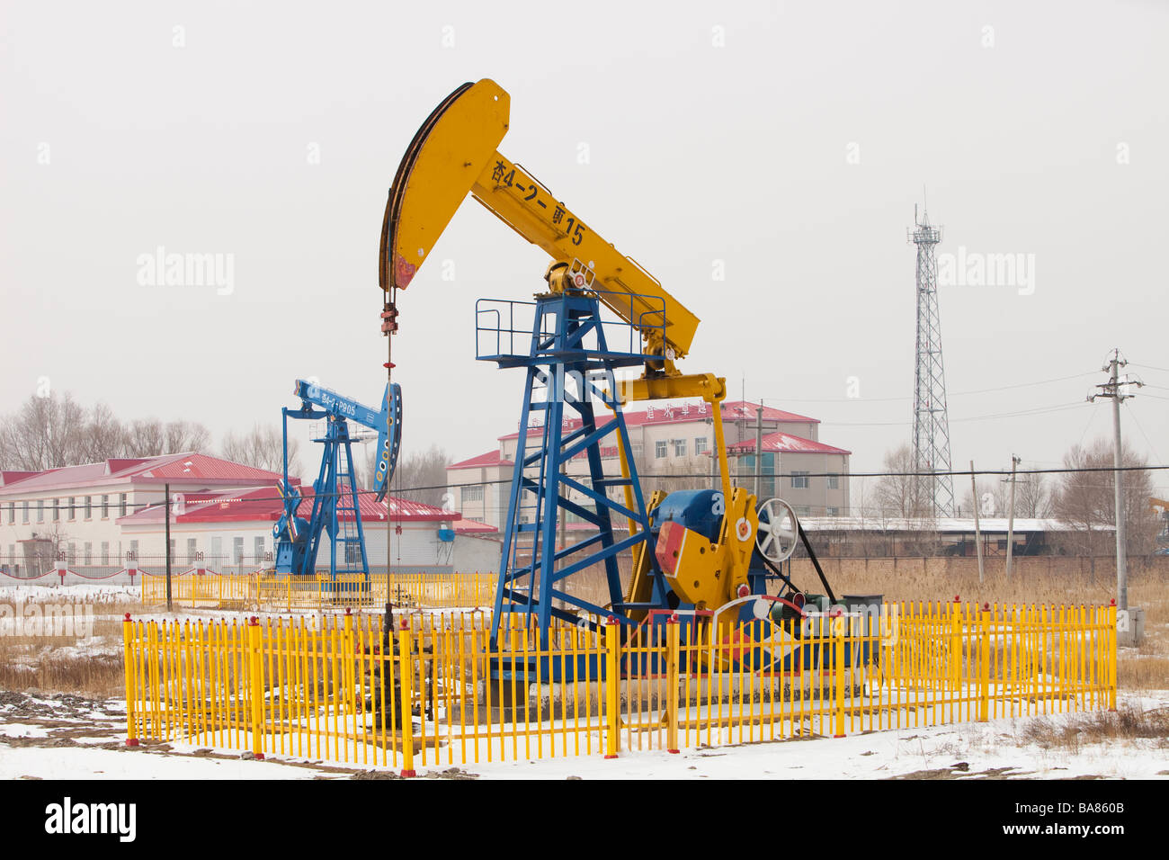 Annuendo asino pompe dell'olio in Daqing campo petrolifero nel nord della Cina Foto Stock