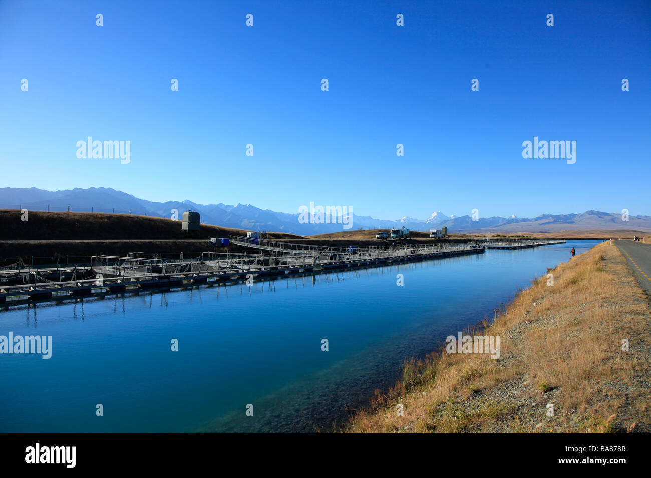 Acqua fresca canal per la generazione di energia, Canterbury,Isola del Sud,Nuova Zelanda Foto Stock