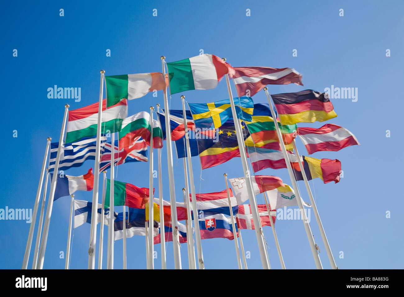 Bandiera Dell'unione Europea Con Grandi Pieghe Che Ondeggiano Da Vicino - Foto 7