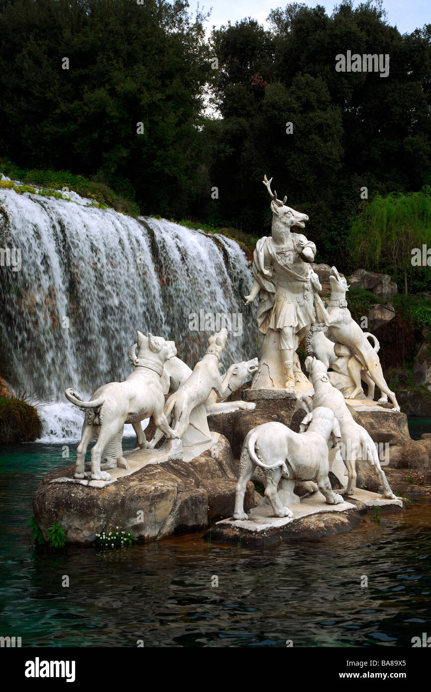 Statua gruppo dipicting Atteone cacciatore nei giardini della Reggia di Caserta vicino a Napoli Foto Stock
