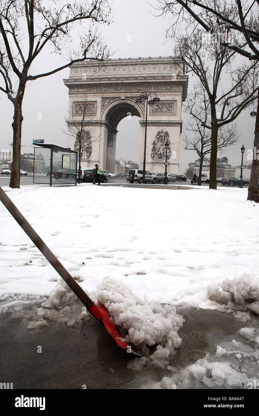 Parigi (75): l'Arco Trionfale ('Arc de Triomphe in francese) ricoperta di neve Foto Stock