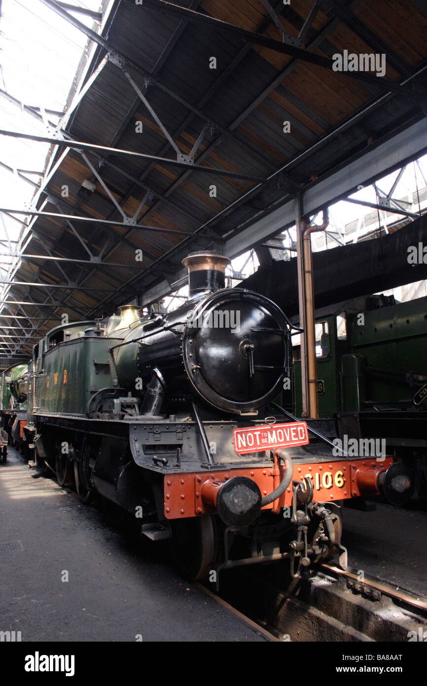 Treno a vapore nel capannone a Didcot Railway Centre Aprile 2009 Foto Stock