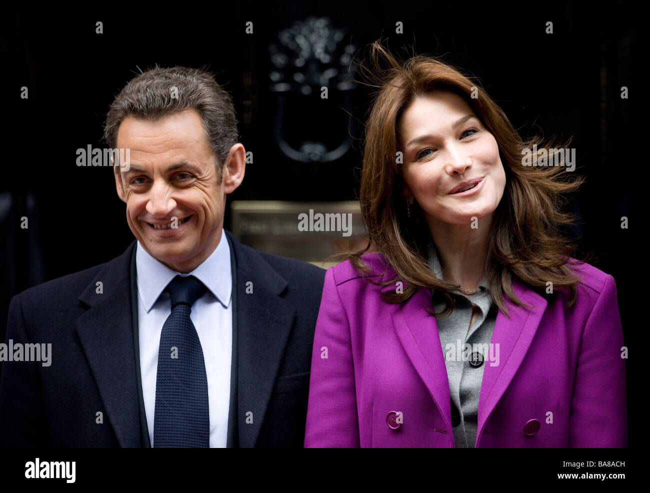 Il Presidente francese Nicolas Sarkozy e sua moglie prima donna di Francia Madame Carla Bruni Sarkozy al 10 di Downing Street a Londra Foto Stock