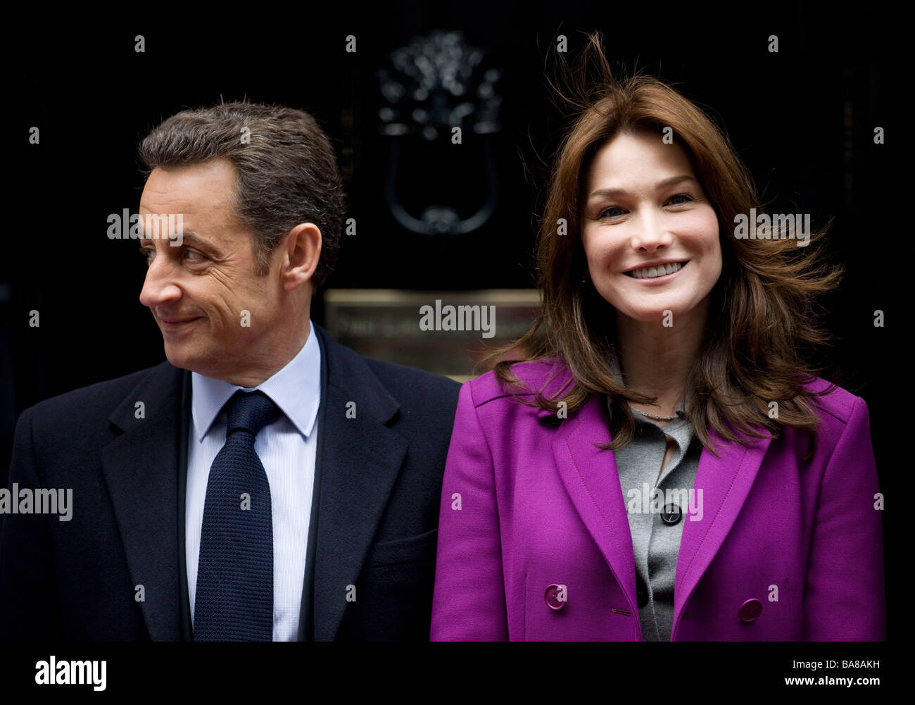 Il Presidente francese Nicolas Sarkozy e la moglie prima donna di Francia Madame Carla Bruni Sarkozy a Downing Street sulla visita in Gran Bretagna Foto Stock