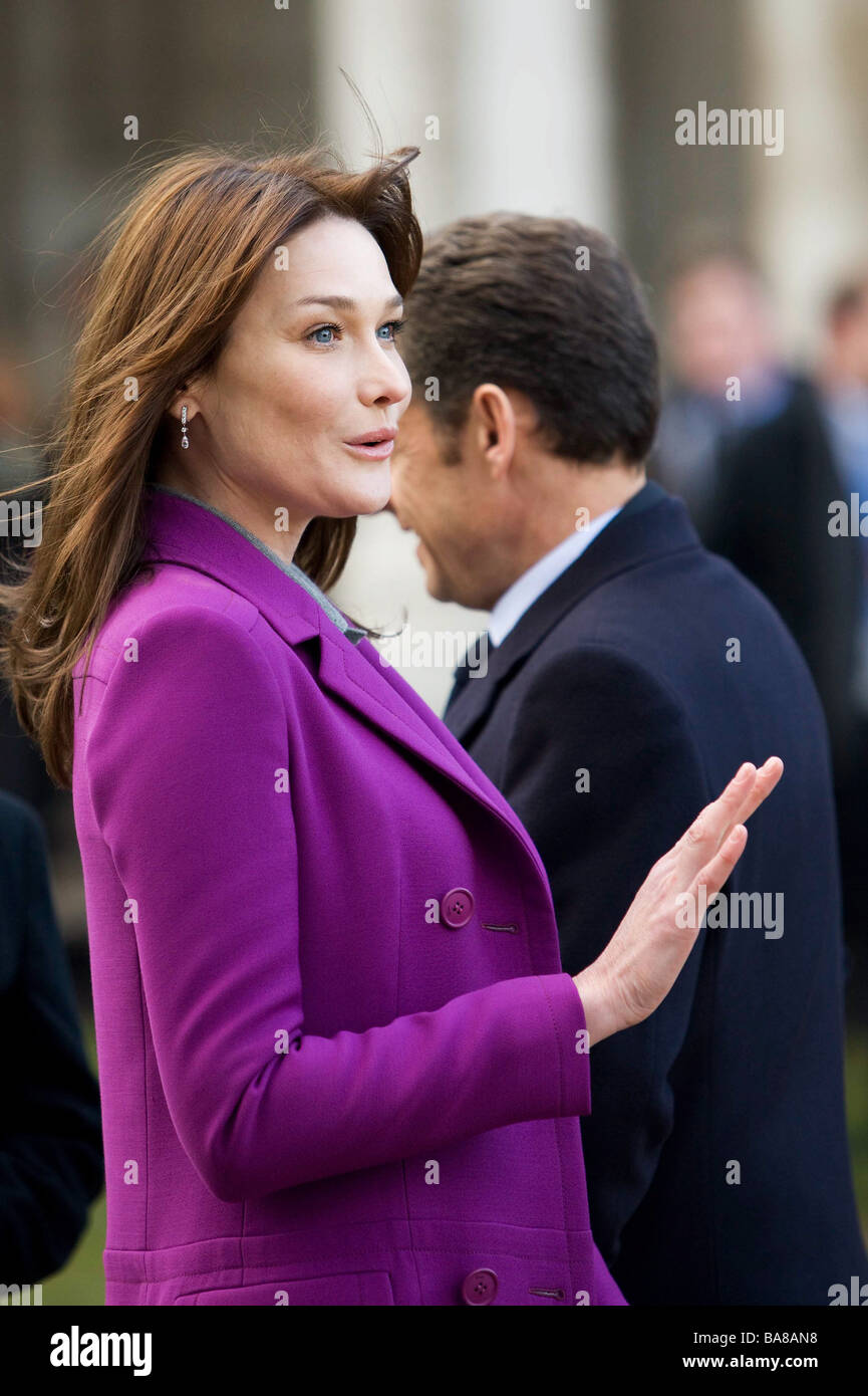 Carla Bruni Sarkozy scherzi con la stampa durante la sua visita in Gran Bretagna Foto Stock