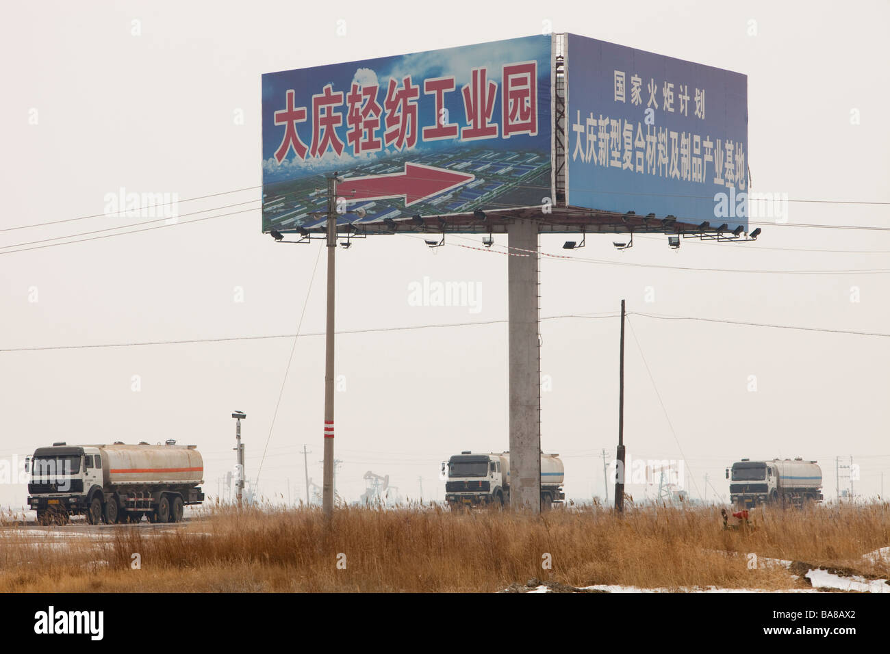 Le petroliere di benzina di trasporto dalle raffinerie in Daqing campo petrolifero nel nord della Cina Foto Stock