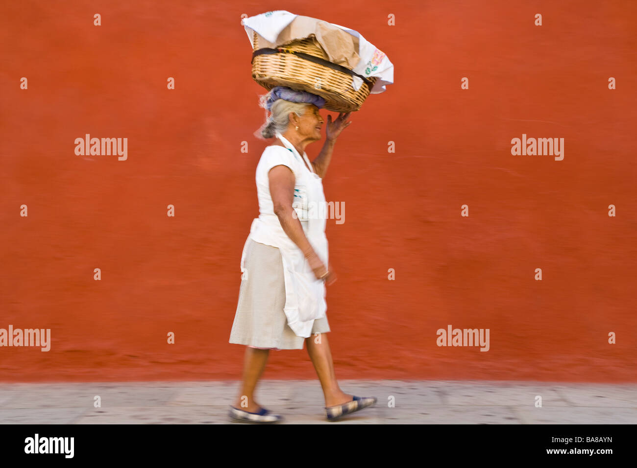 Venditore ambulante con cesto sulla testa Foto Stock